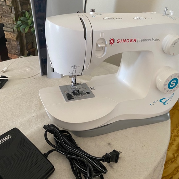 Sewing machine - Picture 3 of 4